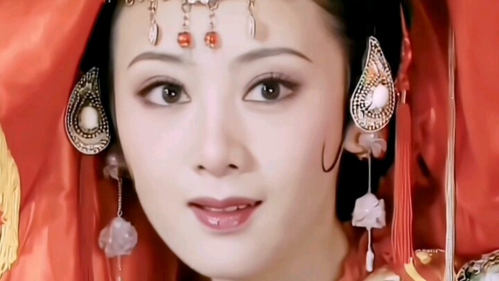 Back then, the moment Du Bingyan lifted the red veil didn’t just leave Li Yuhu breathless—it captiva