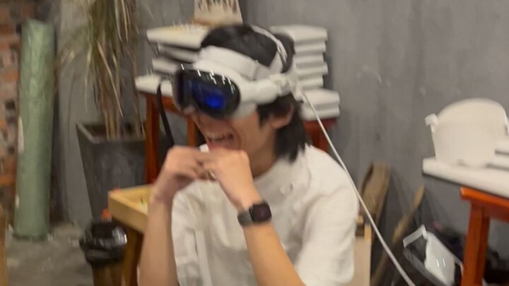 หมาบ้านตัวแรกได้ลองใช้ Vision Pro ครั้งแรก แต่มันแอบเว่อร์เกินไป เพื่อนบอกว่าไม่ต้องตัดเลยสักวินาทีเ