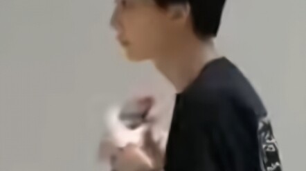 [尹净汉] Practicing dance with a toy sword Kla gave him, only to have it confiscated....