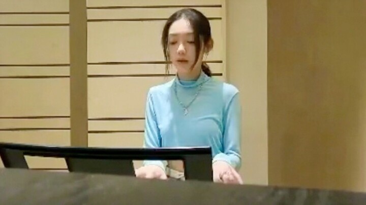 【Xilinnaigao】Sings and plays an English song all by herself!! Fans, gather 'round!