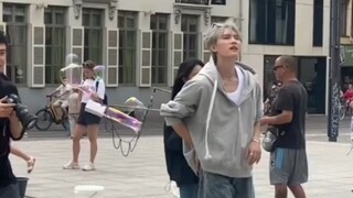 外国妹子拍翻跳视频拍到周翊然，洋抖寻人，评论区都是“天哪你竟然偶遇了周翊然！”“是张陆让啊”