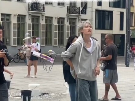 外国妹子拍翻跳视频拍到周翊然，洋抖寻人，评论区都是“天哪你竟然偶遇了周翊然！”“是张陆让啊”