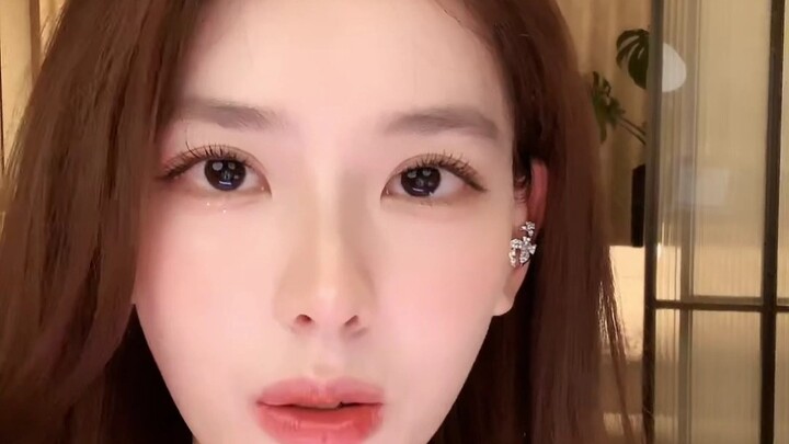 Sun Yining’s Meet-and-Greet Card Outfit?