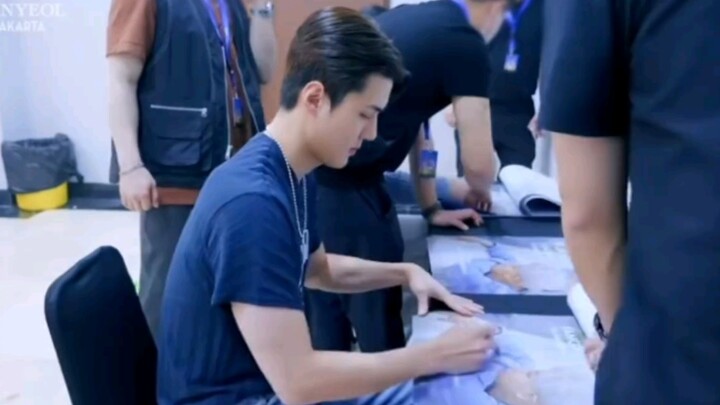 There are just too many posters—Sehun bluntly said there must be someone under them, and the number 