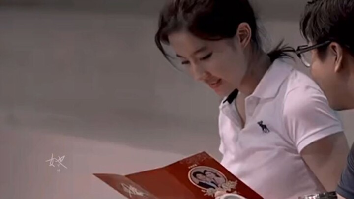 Dressed in sportswear with a casually tied high ponytail, she’s already won just by sitting on the s