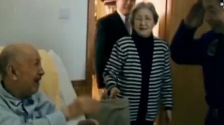 Yang Liwei setelah kembali dari luar angkasa pergi menemui Qian Xuesen; setiap antariksawan yang kem