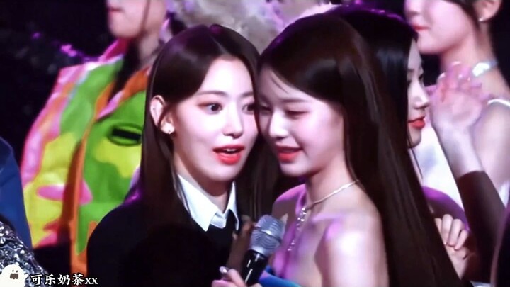 จางวอนยอง & มิยาวาคิ ซากูระ ต้องเฝ้ามองด้วยตาตัวเองขณะที่มีน้องสาวคนอื่นยืนอยู่ข้างเธอ และร้องชื่อวง