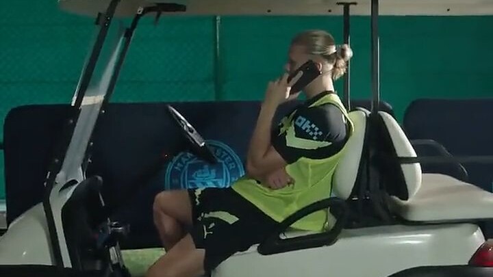[World Cup] Hahaha, Haaland, patiently waiting for his teammates to return!