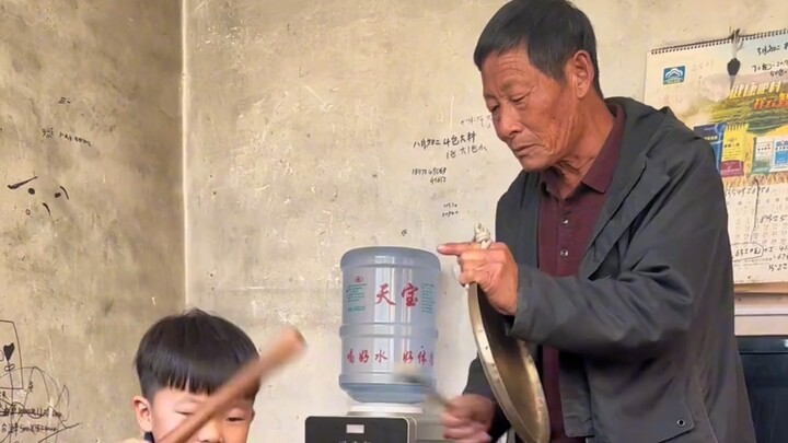 Agar warisan leluhur terus bermanfaat, pemain drum kecil mempersembahkan pertunjukan alat musik buda