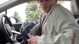 Bagaimana seorang gadis naik ke dalam mobil...