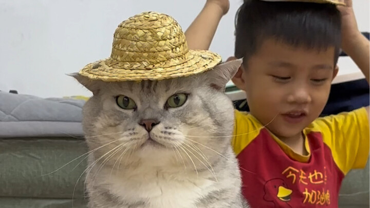 Thằng em đưa cái mũ xấu xí cho Đại Tráng.