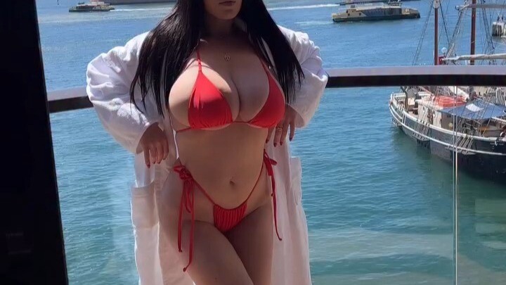 Lại tặng thêm hai phần quà, chị Đại Bạch khoe bikini, các bạn thấy ai dáng đẹp hơn giữa chị Đại Bạch