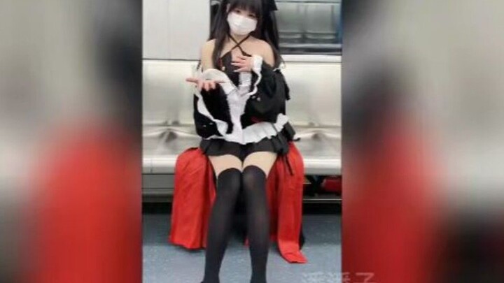 “Gặp cô gái xinh xắn trên tàu điện ngầm, mình có nên bắt chuyện không?”