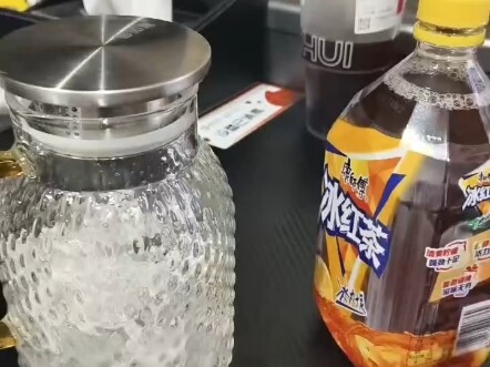 Khi quán net miễn phí cung cấp đá viên, ý nghĩa của lần thuê phòng qua đêm này đã thay đổi...