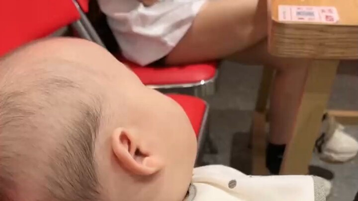 Ketika bayi manusia melihat cewek cantik......