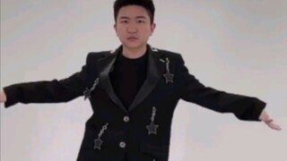 雨琦视频通话教张大大跳Queencard