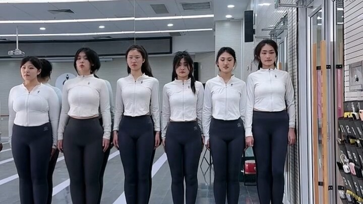 Huấn luyện sinh phục trang, quần yoga làm nổi rõ đường nét cơ thể thật rõ ràng