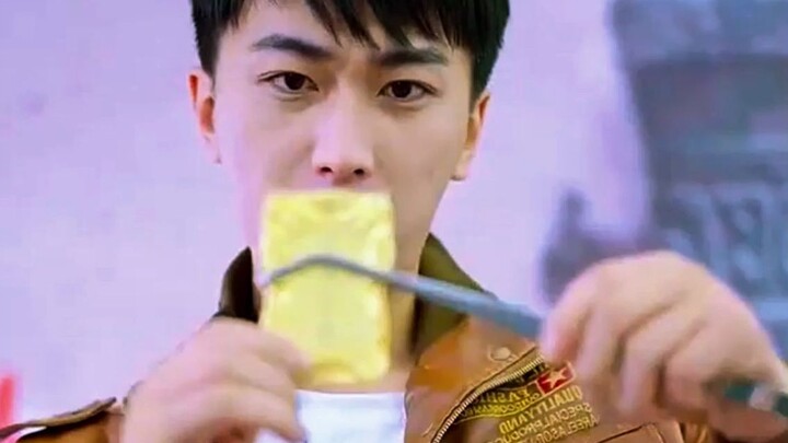 The young man put the gold token into high-concentration sulfuric acid, and it instantly underwent i