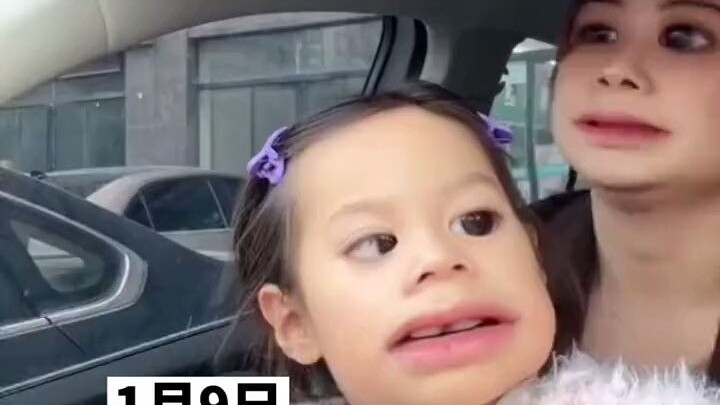 Đứa trẻ hòa đồng và người mẹ ngại giao tiếp của cô ấy.