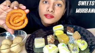 การกินของหวานต่างๆ ของ JAGGERY RASGULLA MALAI ROLL PEDA สวีท มุกบัง