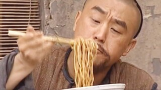 Một tô mì trộn lớn kèm theo một ít rau, bạn chỉ cần ngồi xổm xuống đất và bắt đầu ăn, thật là ngon!