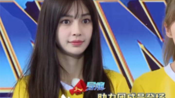 Cô ấy thực sự là người à? Tóc vàng đẹp thế này mà sao không ai cắt nhỉ?