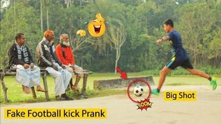 Fake Football Kick Prank เล่นตลกปฏิกิริยาต่อสาธารณะที่ดีที่สุด พยายามอย่าขำ!!