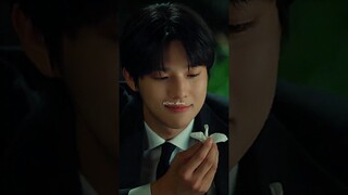 When she seduced him with a napkin crane🤭😗#kdrama #shorts #cute #love #weddingimpossible #ytshorts