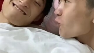 في سكن الطلاب، اللوح السفلي للسرير مستقيم.