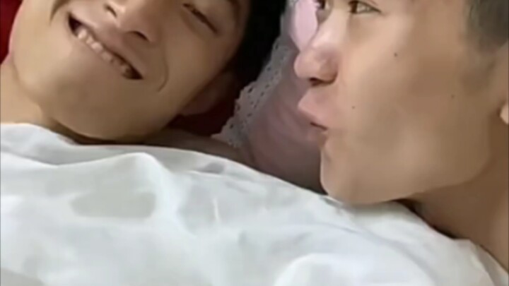 Nam sinh ký túc xá chỉ có ván giường thẳng