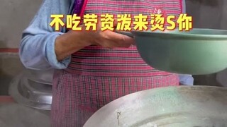 คุณย่ามักแสดงให้เห็นอย่างชัดเจนว่าภายนอกดูแข็งกร้าว แต่ภายในกลับอ่อนโยน