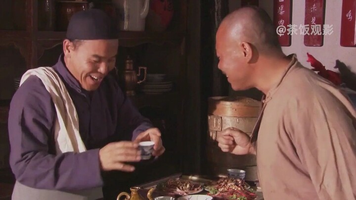 Roti besar yang dilapisi penuh daging, makan dua kilogram pun masih belum kenyang, lalu pergi minum 