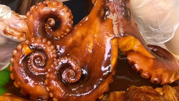 Seorang wanita, dalam kemarahan, nekat memakan seluruh seekor gurita!