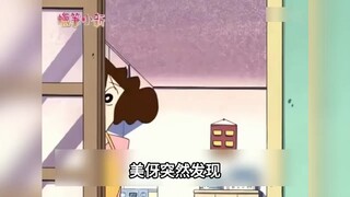 一向赖床的小新竟早早起来，不仅主动给小白倒口粮，还揽下了收拾碗筷的家务活
