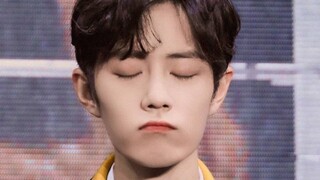 Vòng eo của anh chàng này tuy khá gầy nhưng không ngờ nó lại khá khỏe, chiếc thắt lưng hai lớp sập x