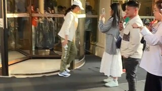 女子想和偶像击掌，没想到被塞一大把票，网友：这一瞬间太幸福啦