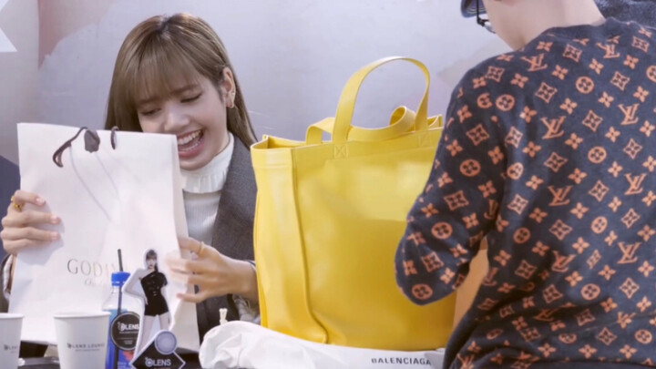 Lisa nhận quà từ LV và Balenciaga! Hóa ra là do anh chàng Trung Quốc tặng!