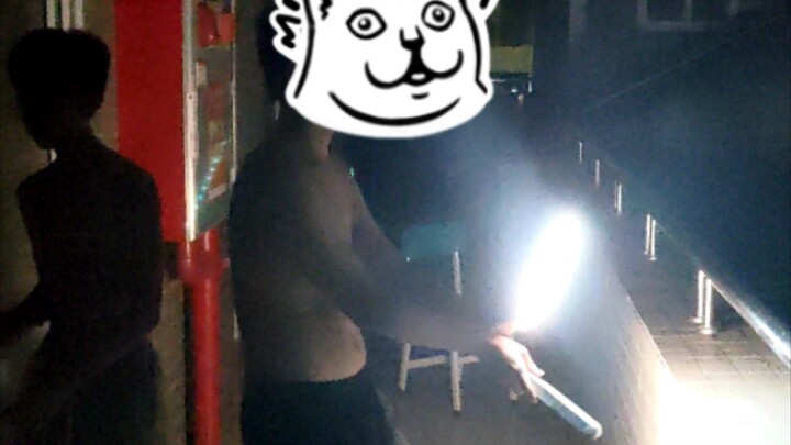 Shocking! A power outage hit a school dormitory, and one student was caught imitating an internet me