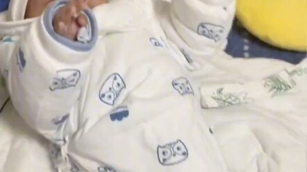 Bé 2 tháng tuổi ngủ… Mẹ: Không biết con có thấy thoải mái không, chẳng dám hỏi, thậm chí còn hơi sợ.