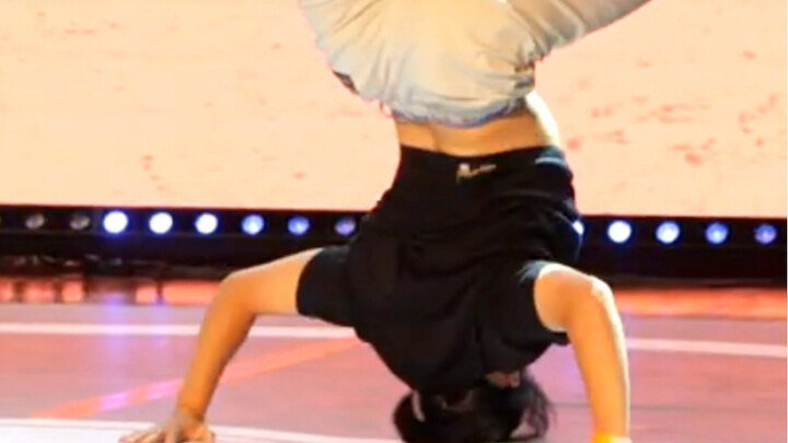 A 16-year-old street dancer from Henan represented China in a foreign street dance competition. She 