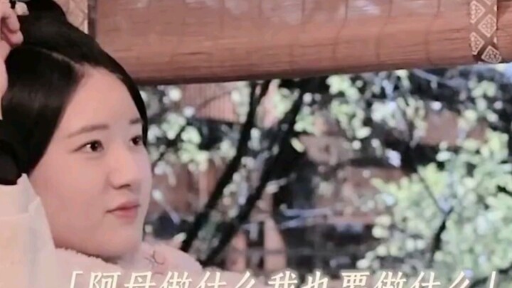 Triệu Lộ Tư như món đồ trang sức nhỏ xinh dính chặt lấy Tăng Lê, ngay cả lúc ăn cơm cũng muốn dính l