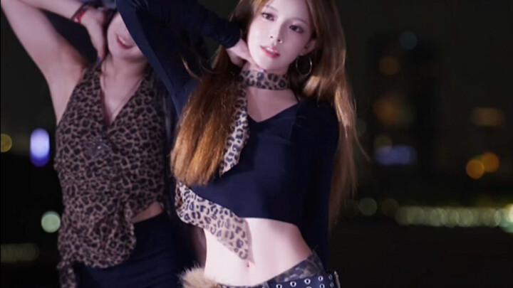 خلفي، البرق يلمع والرعد يدويّ؛ وأنا أرقص "whiplash" على متن السفينة السياحية... وما زلنا نُحاصر في ع