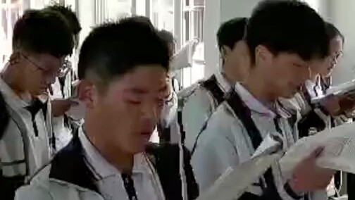 Siswa SMP ketahuan menyelinap makan mi pedas oleh guru, sementara teman sebangkunya tersenyum manis 