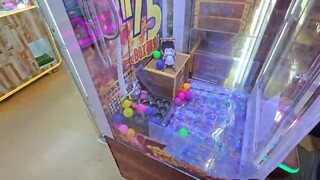 We Played a Lucky Box Claw Machine!