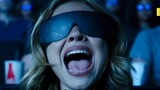 หญิงสาวสวมแว่นตา 2 มิติขณะชมภาพยนตร์ 3 มิติ ซึ่งทำให้เธอค้นพบความลับที่ไม่รู้จักของโรงละคร