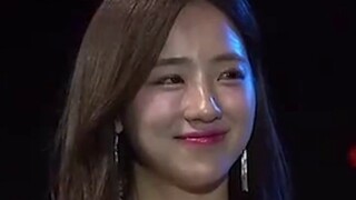 Seeing the forced smile of the Korean female host reminded me of Li Jiahang and Yu Shuang back then.