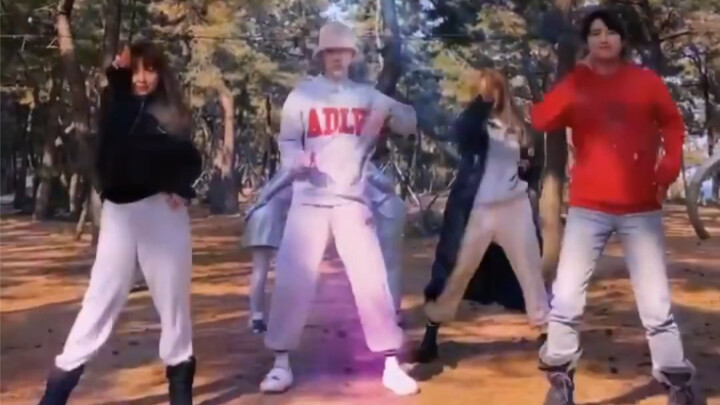 Tiga trainee serba bisa JYP tahun itu, Seon-ye, Jo Kwon, dan Min ternyata menari bersama! Benar-bena