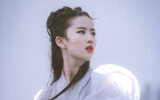 Menunggang kuda di tengah hujan sungguh indah, gaun putihnya memukau (Liu Yifei, dewi Naga Kecil dan