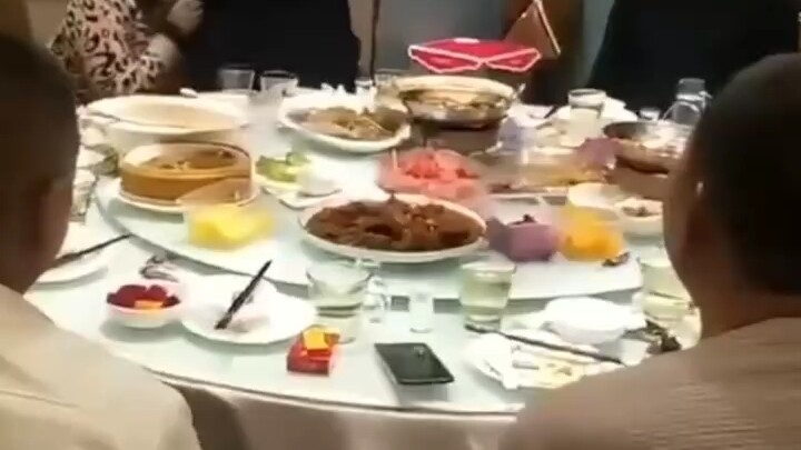 รีบดื่มสิ พี่ข้างๆ แทบจะจมน้ำตายเพราะเธอแล้วนะ!