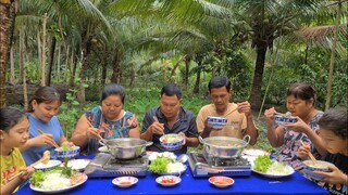 Ấm Bụng Thêm Phần Nào với Nồi Bún Cá Ngừ Trong Khi Trời Đang Mưa Bão | TKQ & Family T1052